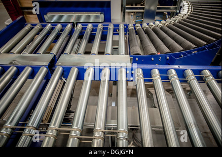 Leere Förderband im Auslieferungslager Stockfoto