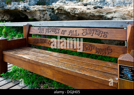 Ein Denkmal-Bank am Surfers Point in Margaret River. Stockfoto