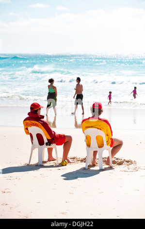 Zwei Rettungsschwimmer im Einsatz am Zylinder Strand auf North Stradbroke Island in Queensland. Stockfoto