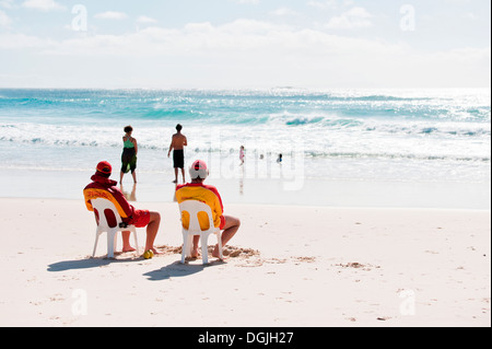 Rettungsschwimmer im Einsatz am Zylinder Strand auf North Stradbroke Island in Queensland. Stockfoto