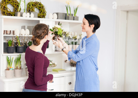 Mitte Erwachsene Frau und Teenager-Mädchen Auswahl von Pflanzen in Floristen Stockfoto