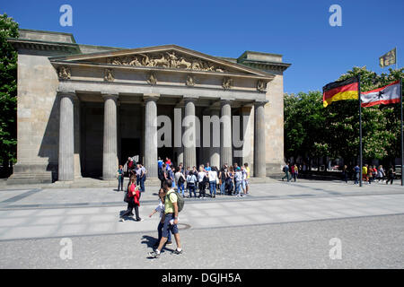 Touristen vor Neue Wache, neue Wache, Denkmal für die Opfer von Krieg und Gewaltherrschaft, Berlin-Mitte, Berlin, Deutschland Stockfoto