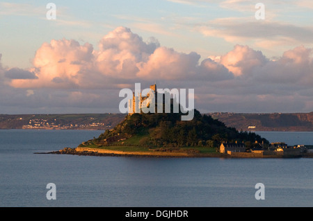 St. Michaels Mount Sonnenaufgang Wolken Hintergrund und Mount Bay & Meer im Vordergrund Marizion Penzance Cornwall Lands End Halbinsel Stockfoto