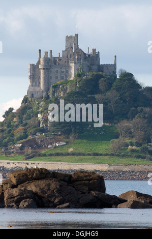 St. Michaels Mount bewölkten Hintergrund und Mount Bay & Meer im Vordergrund Marizion Penzance Cornwall Lands End Halbinsel Stockfoto