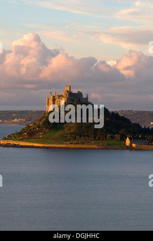 St. Michaels Mount Sonnenaufgang Wolken Hintergrund und Mount Bay & Meer im Vordergrund Marizion Penzance Cornwall Lands End Halbinsel Stockfoto