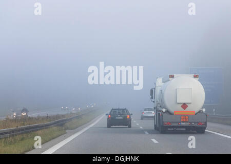 Nebel auf der Autobahn A95 aus Garmisch-Partenkirchen-München, Bayern, Oberbayern Stockfoto