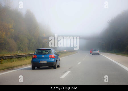 Nebel auf der Autobahn A95 aus Garmisch-Partenkirchen-München, Bayern, Oberbayern Stockfoto