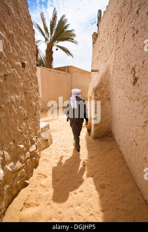 Beduinen-Mann zu Fuß in die alte Stadt Ghat, Libyen, Sahara, Nordafrika, Afrika Stockfoto