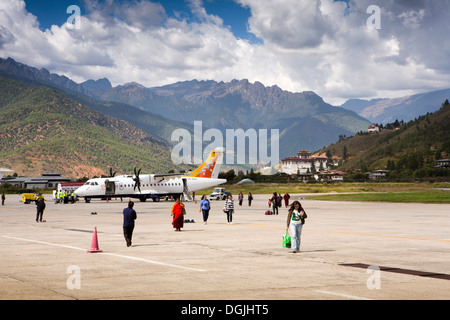 Bhutan, internationalen Flughafen Paro, Passagiere aussteigen Druk Air ATR 42-500-Flugzeug Stockfoto