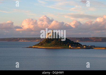 St. Michaels Mount Sonnenaufgang Wolken Hintergrund und Mount Bay & Meer im Vordergrund Marizion Penzance Cornwall Lands End Halbinsel Stockfoto