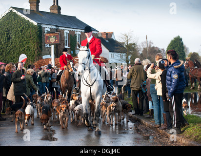 Die Essex-Jagd zusammenkommen in passenden Green Village für ihren traditionellen Boxing Day treffen. Stockfoto