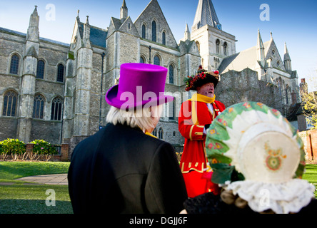 Der Rochester Ausrufer außerhalb Rochester Kathedrale. Stockfoto