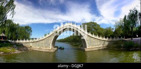 Brücke auf dem Gelände der Sommerpalast, Peking, China, Volksrepublik China Stockfoto