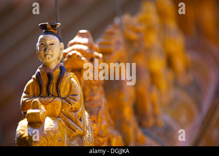 Dachziegeln verziert mit Figuren auf einer Pagode in den Sommerpalast, Peking, China, Volksrepublik China Stockfoto