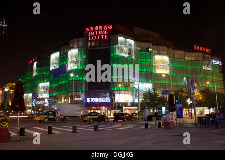 Luxus-Kaufhaus in der Nacht, Wangfujing Straße, Peking, China, Volksrepublik China Stockfoto