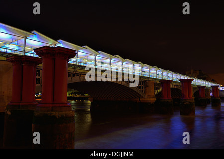 Blackfriars Railway Bridge bei Nacht, London, Großbritannien Stockfoto