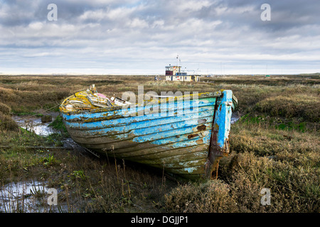 Die Überreste einer alten hölzernen Jolle aufgegeben in der Tollesbury Saltings. Stockfoto