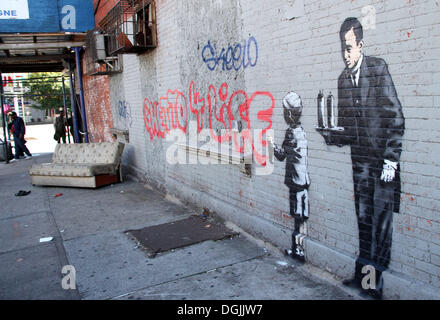 New York, New York, USA. 21. Oktober 2013. Ein Blick auf Graffiti-Künstler und Maler Banksy neues Werk befindet sich in East 153rd Street und Elton Avenue in der South Bronx. Das ist Teil des Banksy "besser In als Out" einen Monat Aufenthalt in New York City, wo ein neues Werk wird einmal täglich in einem der 5 Bezirke in der Stadt installiert. Bildnachweis: Nancy Kaszerman/ZUMAPRESS.com/Alamy Live-Nachrichten Stockfoto