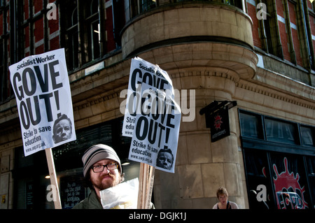 17. Oktober 2013. Lehrer demonstrieren gegen die vorgeschlagenen Änderungen an Renten. Ein Mann hält zwei Plakate sagen "Gove heraus". Stockfoto