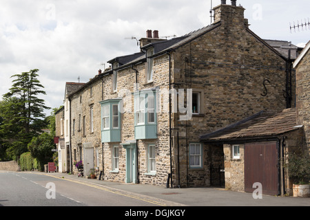 Grad II aufgeführt, aus dem 18. Jahrhundert zufällige Schutt Wand Bau Häuser auf Rückseite Lane, Sedbergh, Cumbria. Stockfoto