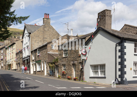 Finkle Street, Sedbergh, Cumbria, Blick nach Norden von der Kreuzung mit Rücken Lane. Darüber hinaus ist Wickler Hill und Howgill Fells. Stockfoto