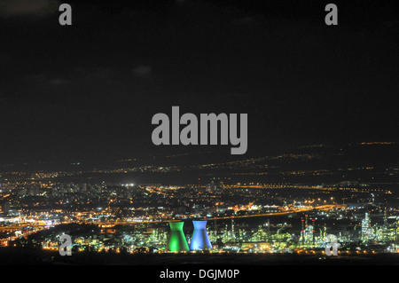 Israel, Haifa bay in der Nacht die Kühltürme der Ölraffinerie Stockfoto