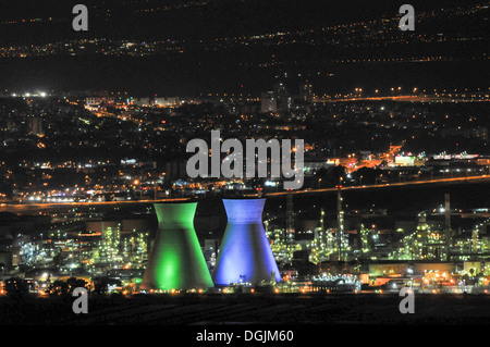 Israel, Haifa bay in der Nacht die Kühltürme der Ölraffinerie Stockfoto