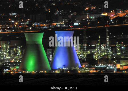 Israel, Haifa bay in der Nacht die Kühltürme der Ölraffinerie Stockfoto