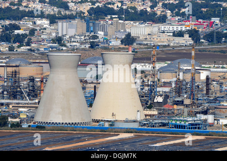 Israel, Haifa bay in der Nacht die Kühltürme der Ölraffinerie Stockfoto