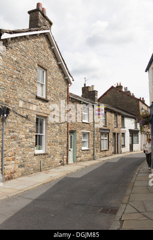 Das östliche Ende der Main Street mit Gebäuden des 19. Jahrhunderts in Sedbergh, Cumbria, Blick nach Osten von der Kreuzung mit der Torheit. Stockfoto