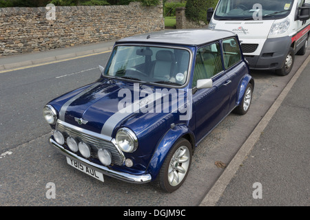 Eine späte Modell Mini Cooper S mit Y (2001)-Registrierung, eines der letzten von den ursprünglichen Typ Minis gemacht, Produktion bis zum 2000. Stockfoto
