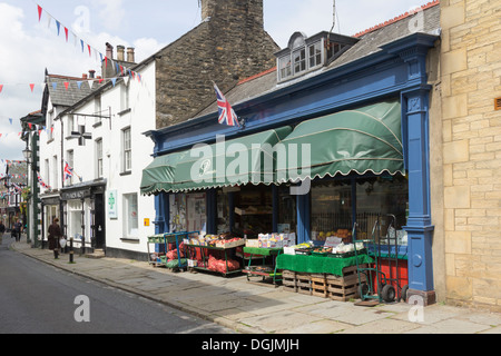 Powells altmodische Gemüsehändler und Obst Verkäufer auf der Main Street in Sedbergh, Cumbria. Stockfoto