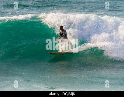Ein Surfer auf Sennen in Cornwall. Stockfoto