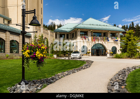Der Eingang in das Fairmont Chateau Lake Louise Hotel in Lake Louise, Banff Nationalpark, Alberta, Kanada. Stockfoto