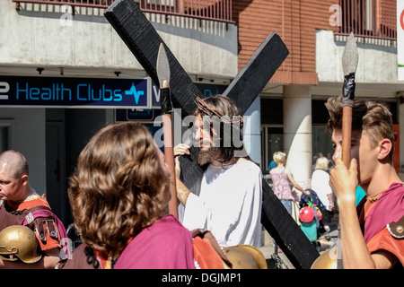 Die Prozession zu Ehren der Muttergottes von Karmel macht seinen Weg entlang Clerkenwell Road. Stockfoto