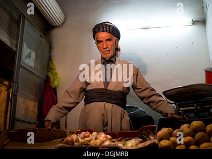 Alter Mann verkaufen Gemüse im Basar, Suleymanyah, Kurdistan, Irak Stockfoto