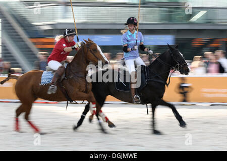 Barbara Huber, links, Air Berlin Polo Team, Naomi Schroeder, rechts, Tom Tailor Polo Team, Airport Arena Polo Event 2010, München Stockfoto