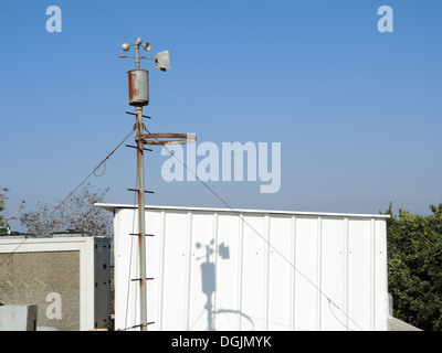 Windmesser Wetterstation misst Windgeschwindigkeit für Klima ändern, Trends und Prognosen Stockfoto