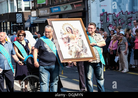 Die Prozession zu Ehren der Muttergottes von Karmel macht seinen Weg entlang Clerkenwell Road. Stockfoto