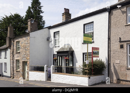Weiß gekalkt Landhaus aus Stein für den Verkauf auf Rückseite Lane, Sedbergh, Cumbria. Stockfoto