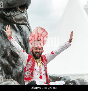 Eine traditionelle Punjabi Tänzerin auf dem Vaisakhi Festival auf dem Trafalgar Square. Stockfoto