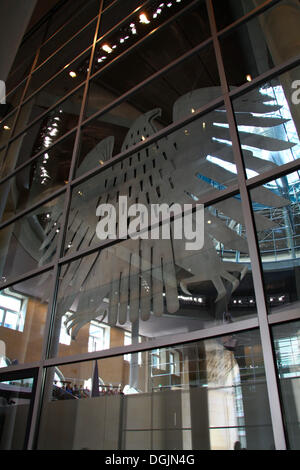 Der deutsche Bundesadler in der Plenar-Halle des Deutschen Bundestages, Berlin Stockfoto