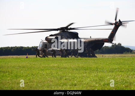 Special Forces greifen nach der Landung mit einem CH-53 Hubschrauber, eine Demonstration des deutschen KSK Special Forces, Laupheim Stockfoto