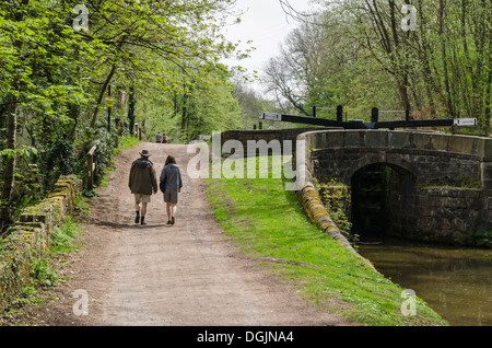 Ein paar spazieren entlang des Weges neben Peak Forest Canal, Marple, Stockport, Greater Manchester, England Stockfoto