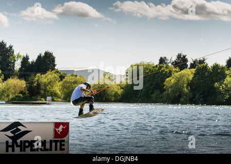 Wakeboarden auf dem Basildon Festival Wakeboard Park in Essex. Stockfoto