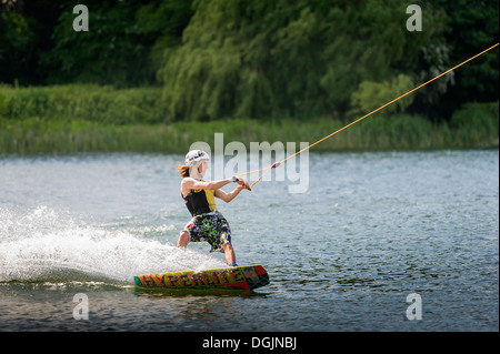 Wakeboarden auf dem Basildon Festival Wakeboard Park in Essex. Stockfoto