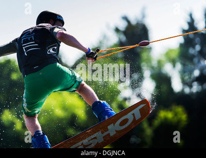 Wakeboarden auf dem Basildon Festival Wakeboard Park in Essex. Stockfoto