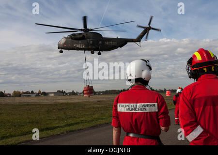 CH-53 Hubschrauber mit einem 5000-Liter-Wassertank während einer Übung Feuerwehr, Laupheim, Baden-Württemberg Stockfoto