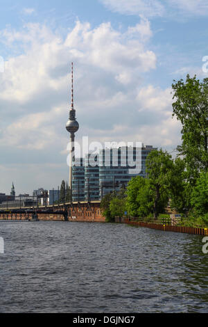 Fernsehturm am Alexanderplatz Square aus der Spree, Berlin Stockfoto