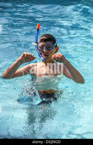 Junge, 12 Jahre, mit Tauch Brille in einem Pool, Cote d ' Azur, Frankreich, Europa